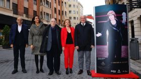 El alcalde de Valladolid, Jesús Julio Carnero; y la concejala de Turismo, Eventos y Marca Ciudad, Blanca Jiménez, junto a la foto de Concha Velasco en los Goya