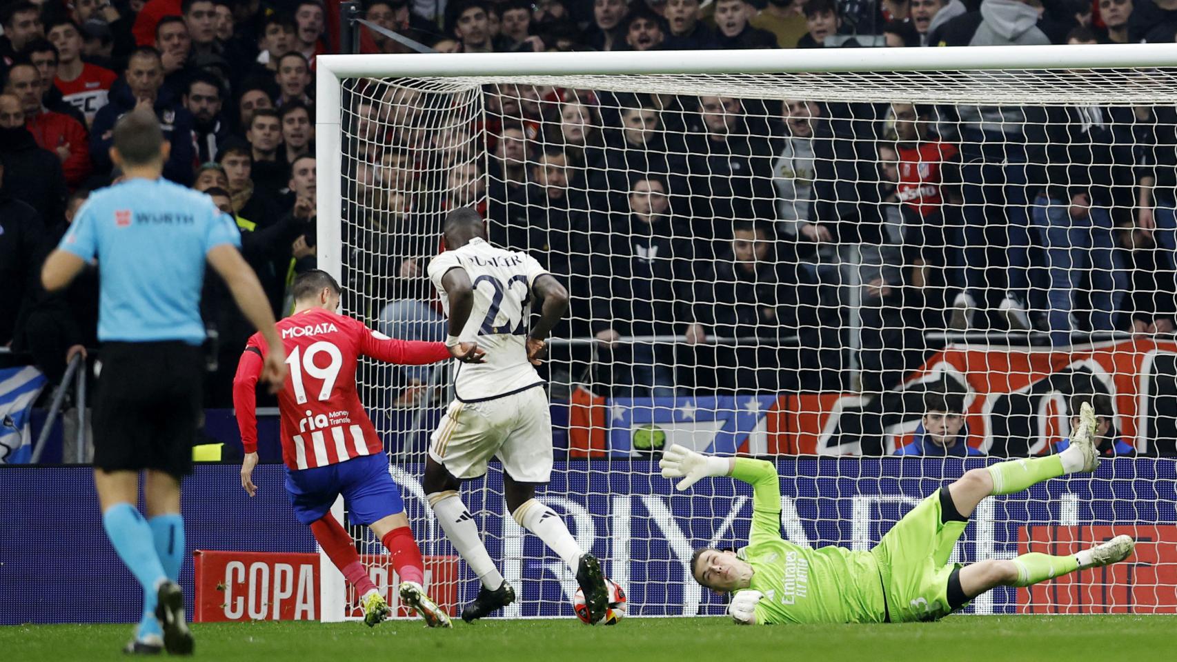 Momento en el que Morata anota el segundo gol del Atlético