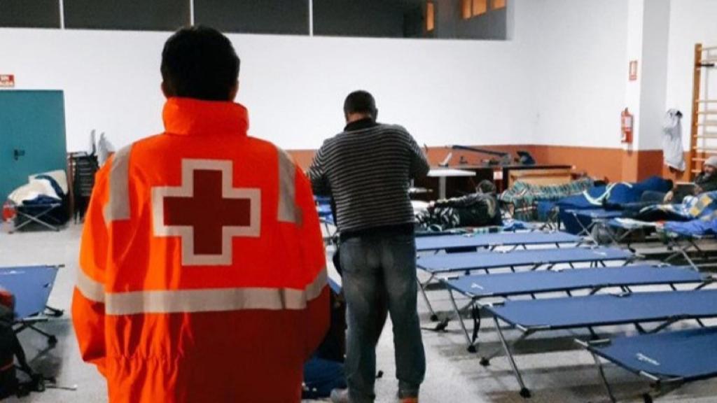 Personas sin hogar en el CAI de Alicante gestionado por Cruz Roja.