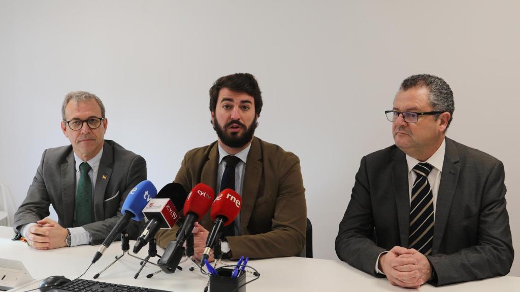 El consejero de Industria, Comercio y Empleo, Mariano Veganzones, el vicepresidente de la Junta, Juan García-Gallardo y el consejero de Agricultura, Ganadería y Desarrollo Rural, Gerardo Dueñas, este jueves en Palencia.