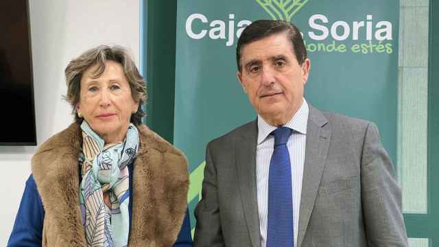 El presidente de Caja Rural de Soria, Carlos Martínez Izquierdo, y la presidenta del Club de Golf de Soria, Gloria Martínez,  en la firma del convenio de colaboración