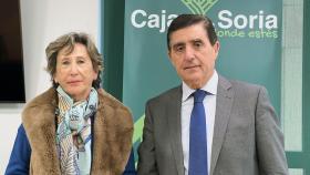 El presidente de Caja Rural de Soria, Carlos Martínez Izquierdo, y la presidenta del Club de Golf de Soria, Gloria Martínez,  en la firma del convenio de colaboración