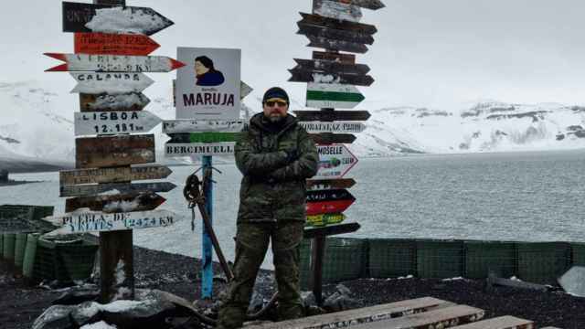 Javier Gálvez en La Antártida con un cartel de Morcillas Maruja