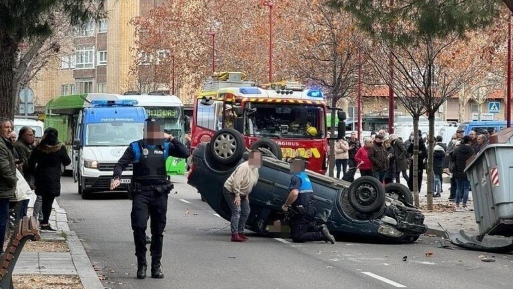 Imagen del vuelco de un vehículo en la calle Cigüeña de Valladolid