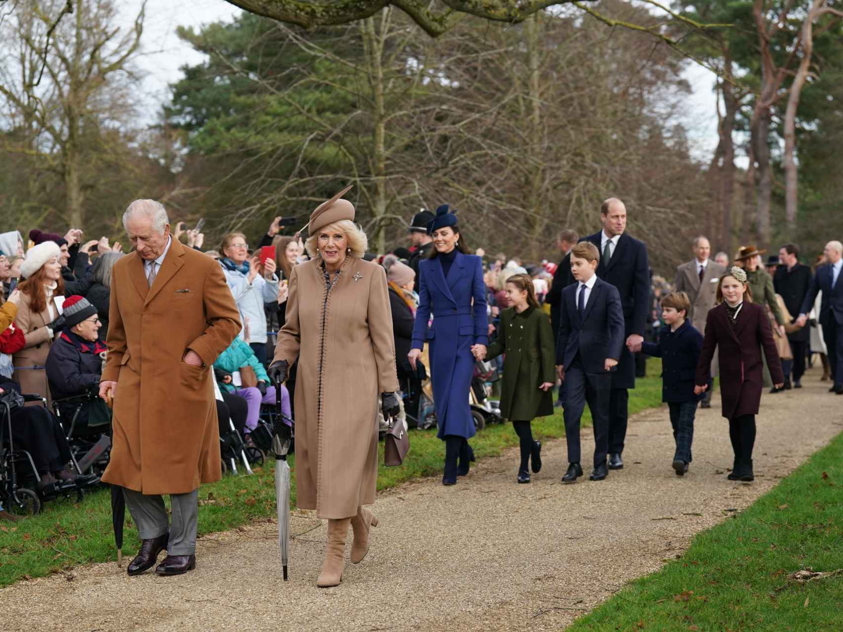 El príncipe Guillermo junto a su mujer y los Reyes en la misa de Navidad de 2023.