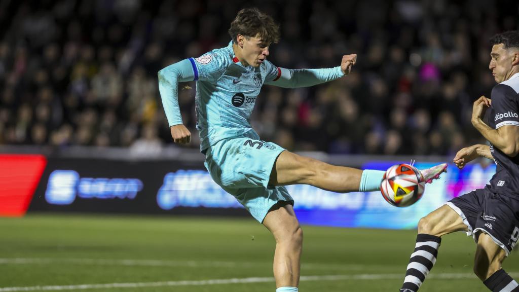 Marc Guiu efectúa un disparo ante Unionistas.