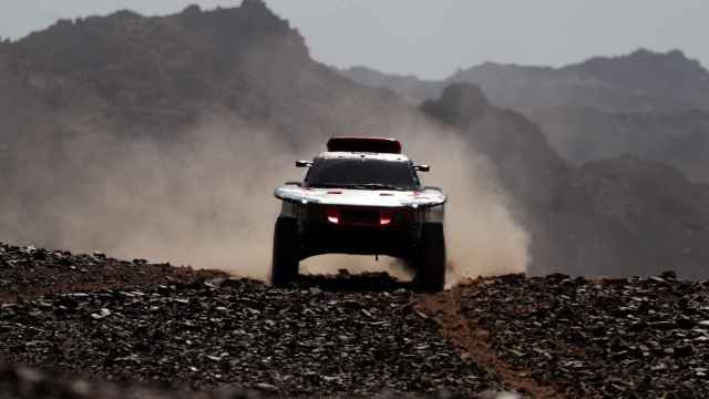 Carlos Sainz avanza en el desierto de Arabia Saudí durante el Dakar 2024.