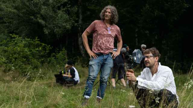 Jonathan Glazer, de pie, junto al director de fotografía Łukasz Żal, durante el rodaje de 'La zona de interés'. Foto: Kuba Kaminski