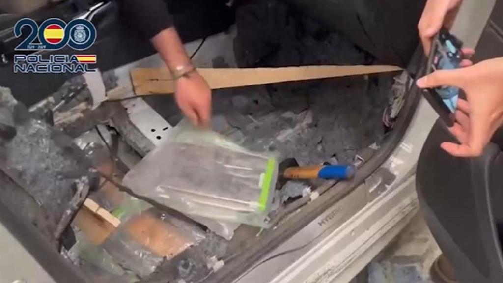 La caleta de uno de los vehículos en las que la red distribuía la droga.