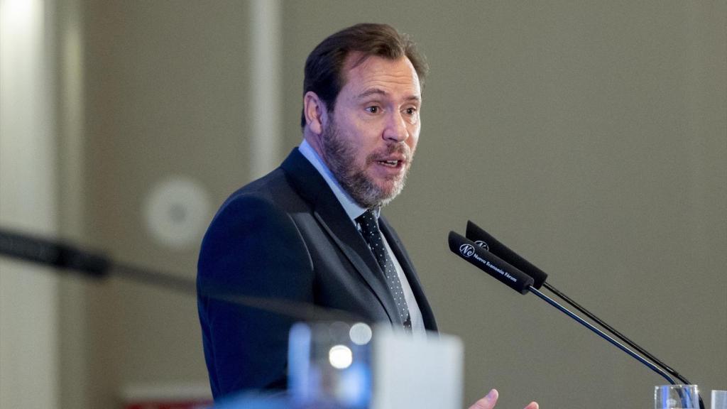 El ministro de Transportes y Movilidad Sostenible, Óscar Puente, interviene durante un desayuno informativo de Fórum Europa