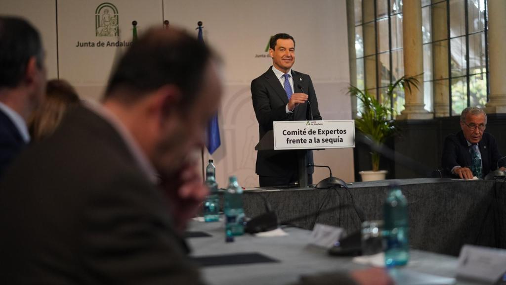 El presidente de la Junta de Andalucía, Juanma Moreno, durante la reunión de seguimiento de la sequía.