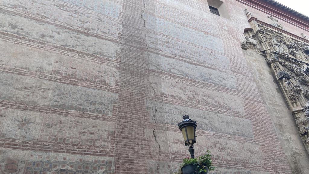 Imagen de la gran grieta que recorre de arriba a abajo la fachada de la iglesia del Sagrario.