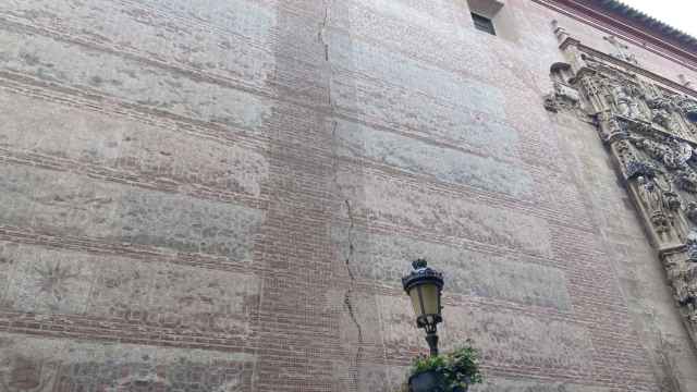 Imagen de la gran grieta que recorre de arriba a abajo la fachada de la iglesia del Sagrario.