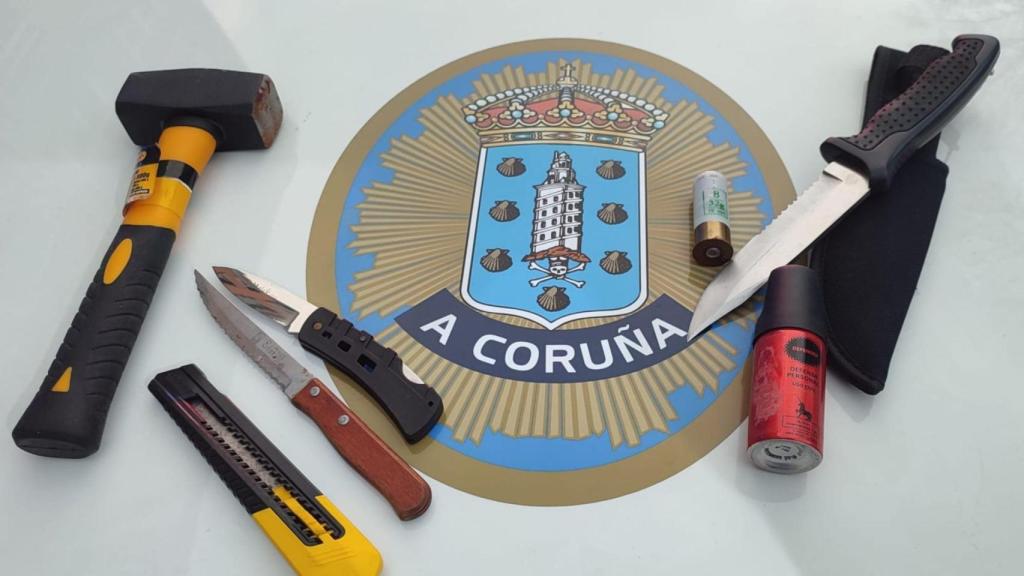 Interceptado un vehículo en A Coruña con un mazo y un cuchillo en la parte delantera