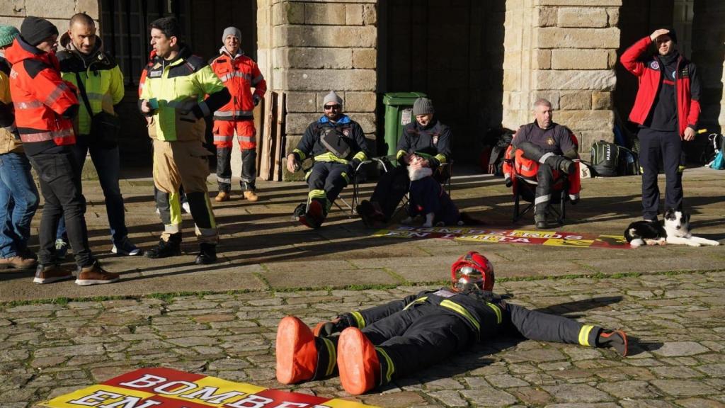 Un muñeco vestido de bombero durante la concentración.