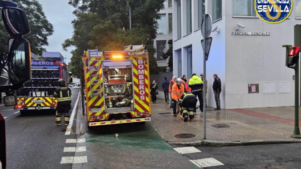 Bomberos trabajando en la zona del incendio.