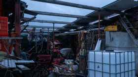 Varios vecinos reparan los daños ocasionados por el viento, a 17 de enero de 2023, en Cambados.