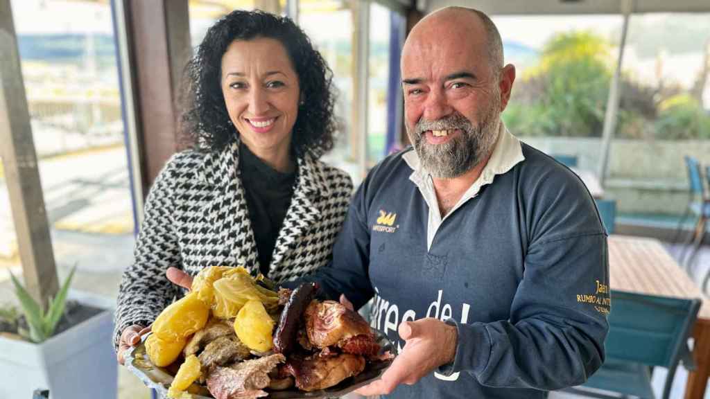 La edil de Festas de Marín, Marián Sanmartín, y el propietario de La Cantina del Muelle, Alfonso Díaz, con la ración de tres kilos de cocido.