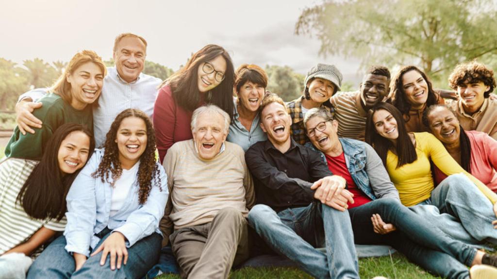 Personas felices en un parque.