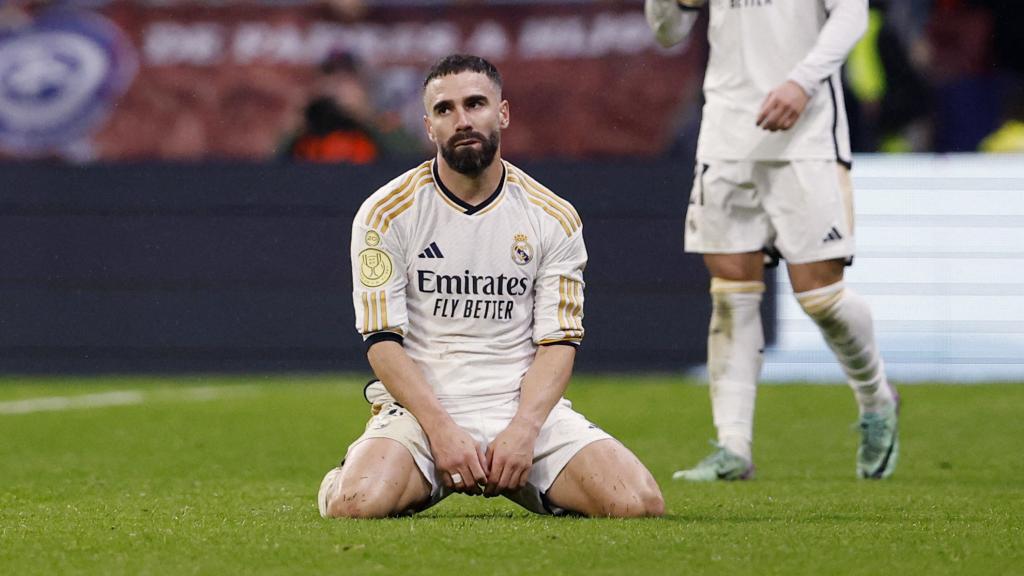 Carvajal, de rodillas tras un gol del Atlético