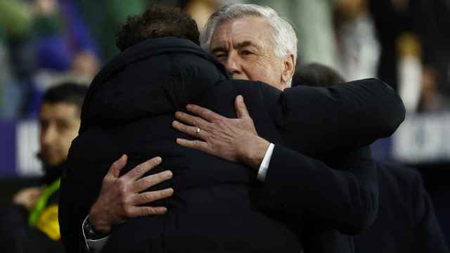 Simeone y Ancelotti se funden en un abrazo antes del encuentro.