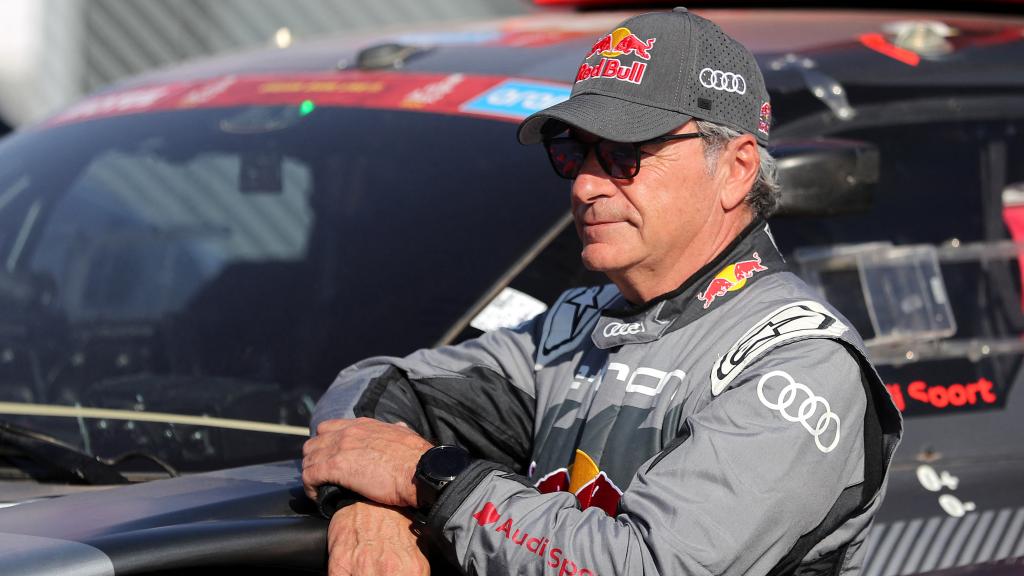 Carlos Sainz, junto a su Audi antes de la última etapa.