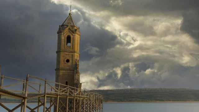 Este pueblo cántabro sumergido esconde una de las iglesias visitables más bonitas de España