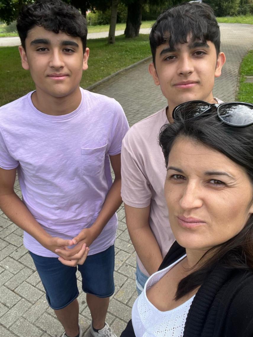 La madre junto a Sebas y Gabriel