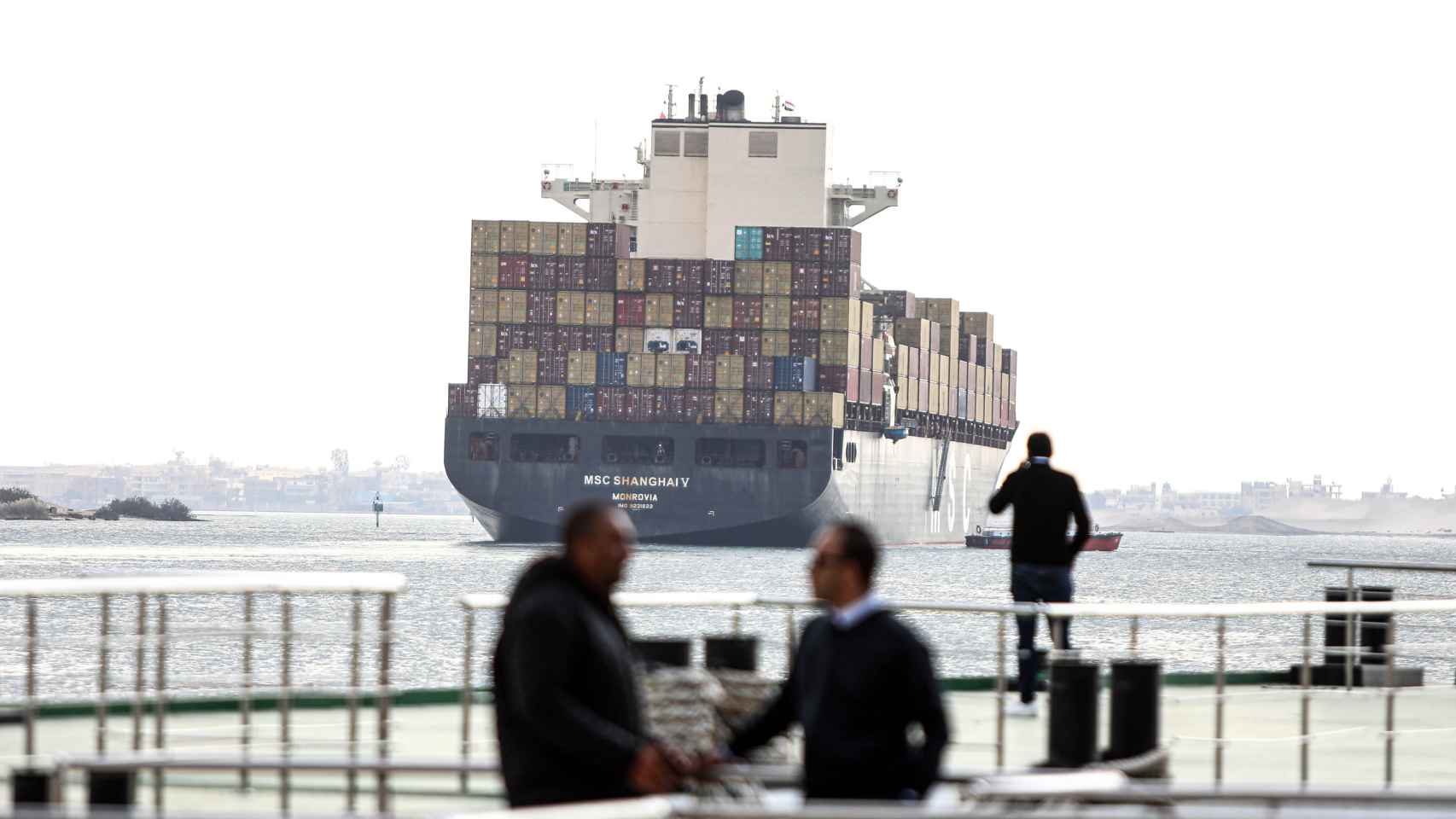 Un buque en tránsito por el Canal de Suez