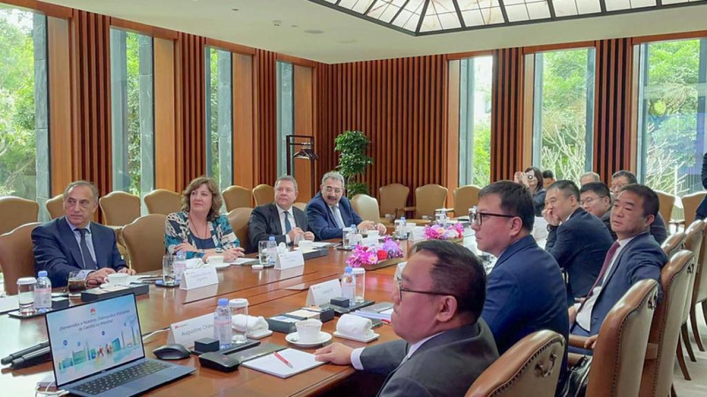 La comitiva de Castilla-La Mancha encabezada por Emiliano García-Page en China.