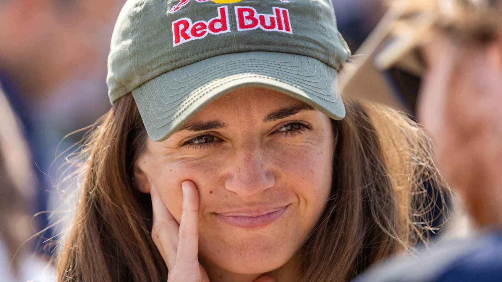 Cristina Gutiérrez, sonriente tras llevarse el triunfo en la categoría 'Challenger' en el Dakar.