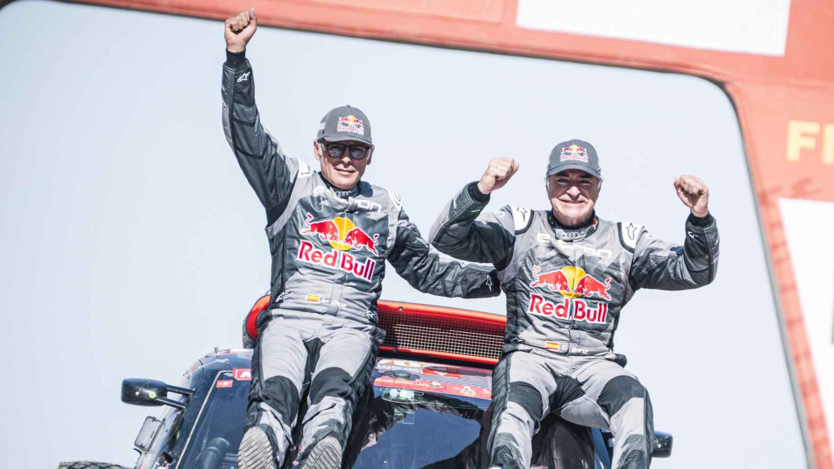 Carlos Sainz y Lucas Cruz celebrando su victoria en el Rally Dakar 2024