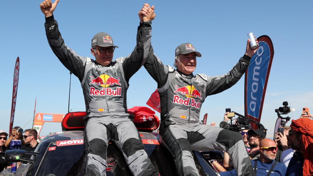 Carlos Sainz, junto a Lucas Cruz, celebra su triunfo en el Dakar.