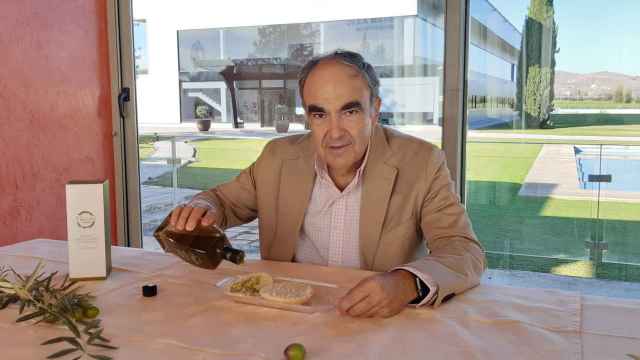 Antonio Luque ante el típico desayuno andaluz: pan con aceite de oliva virgen extra.