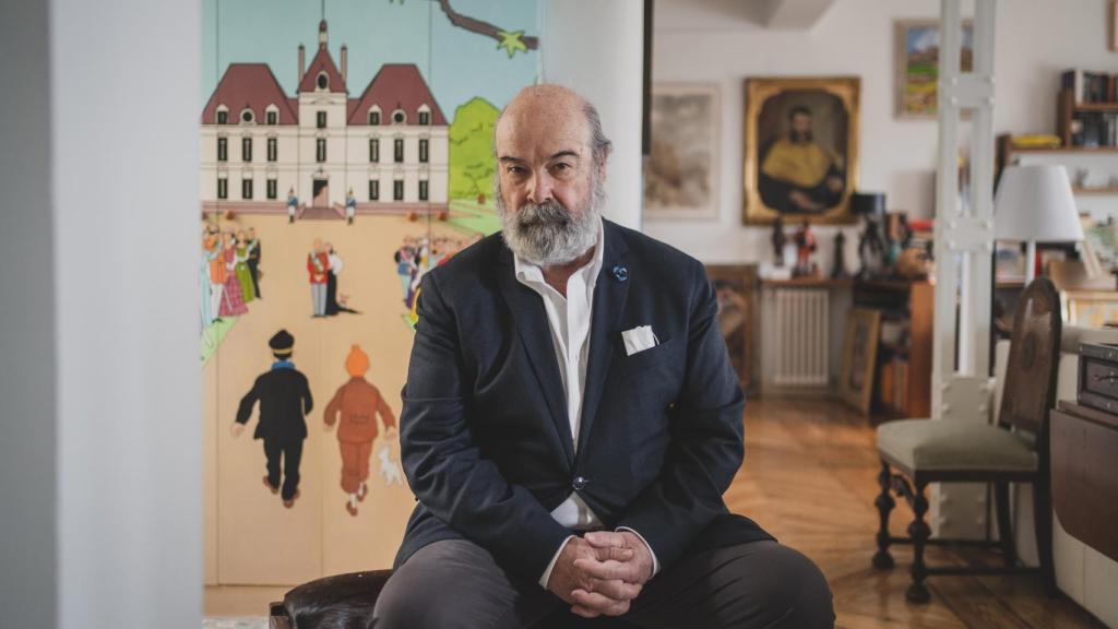 Antonio Resines en su casa y con el armario de fondo pintado de varios personajes de 'Tintin'.