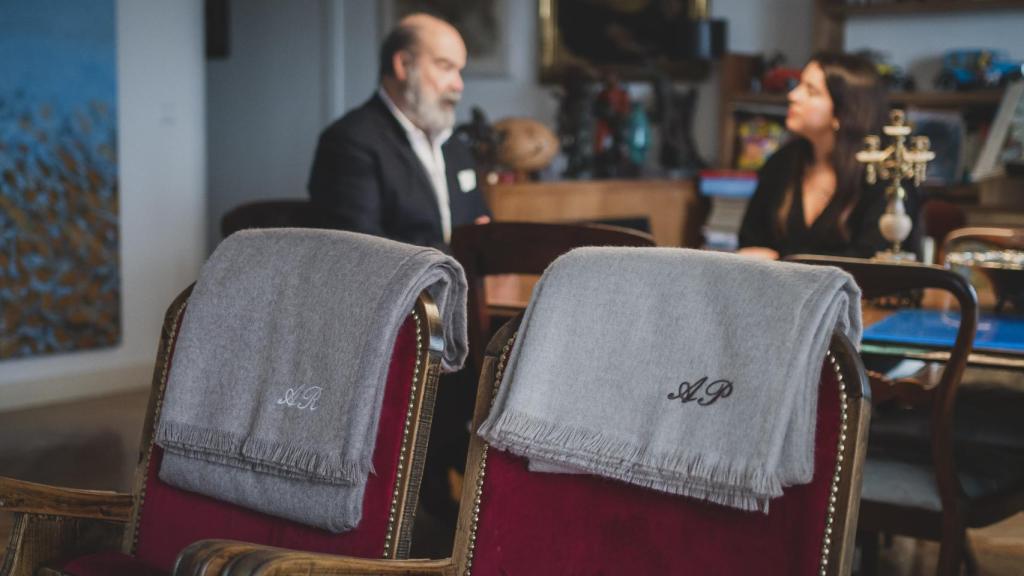 Mantas de Antonio Resines con sus iniciales (A.R) y las de su mujer (A.P).