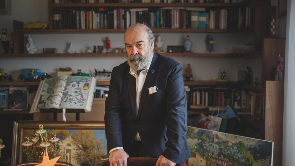 Antonio Resines, en el salón de su casa. De fondo, las figuras de 'Tintín'.