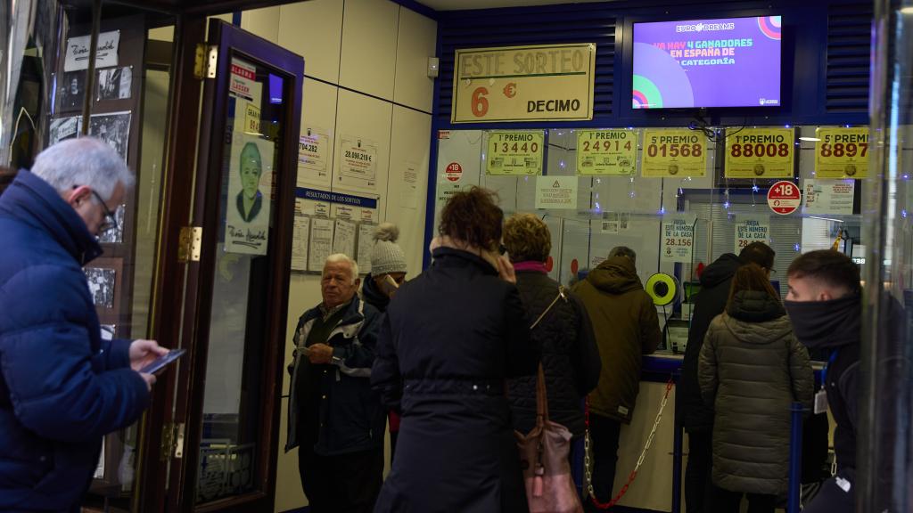 Decenas de personas hacen cola en la Administración Doña Manolita.