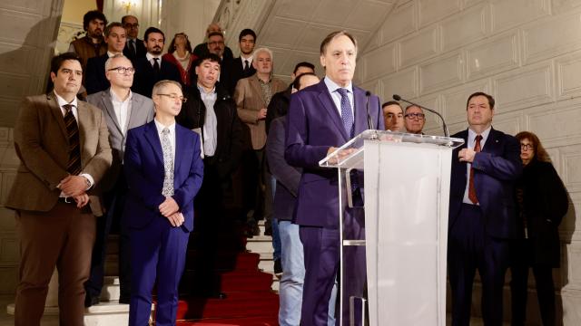 El alcalde de Salamanca, Carlos García Carbayo, informando tras una reunión de la plataforma ‘Tren rápido ya'