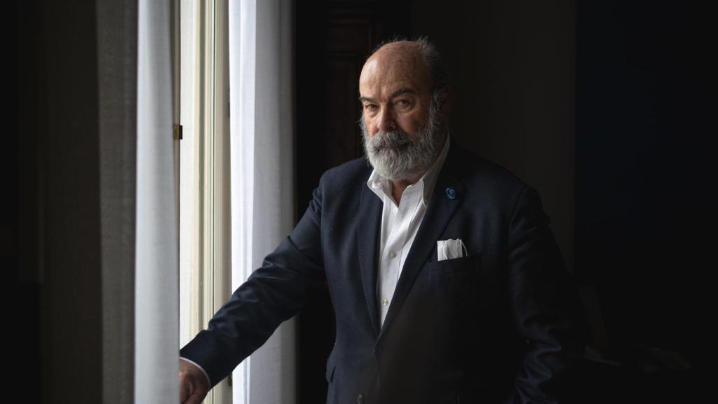 Antonio Resines, junto a la ventana de su casa.