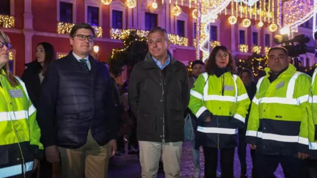 Sanz y Pimentel posan con unos serenos la pasada Navidad.