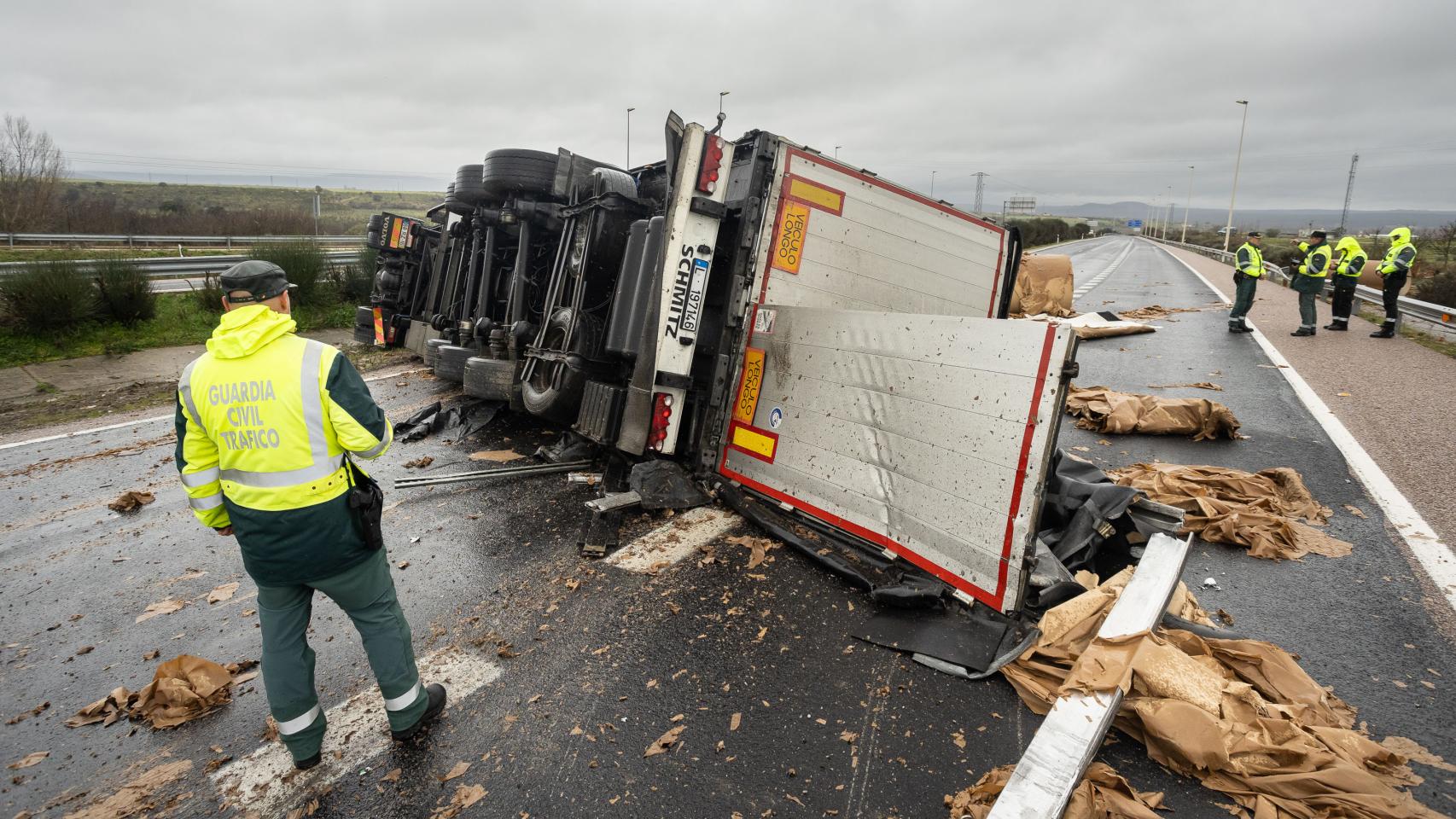 Un camión vuelca en la A62, a la altura de Ciudad Rodrigo(Salamanca)