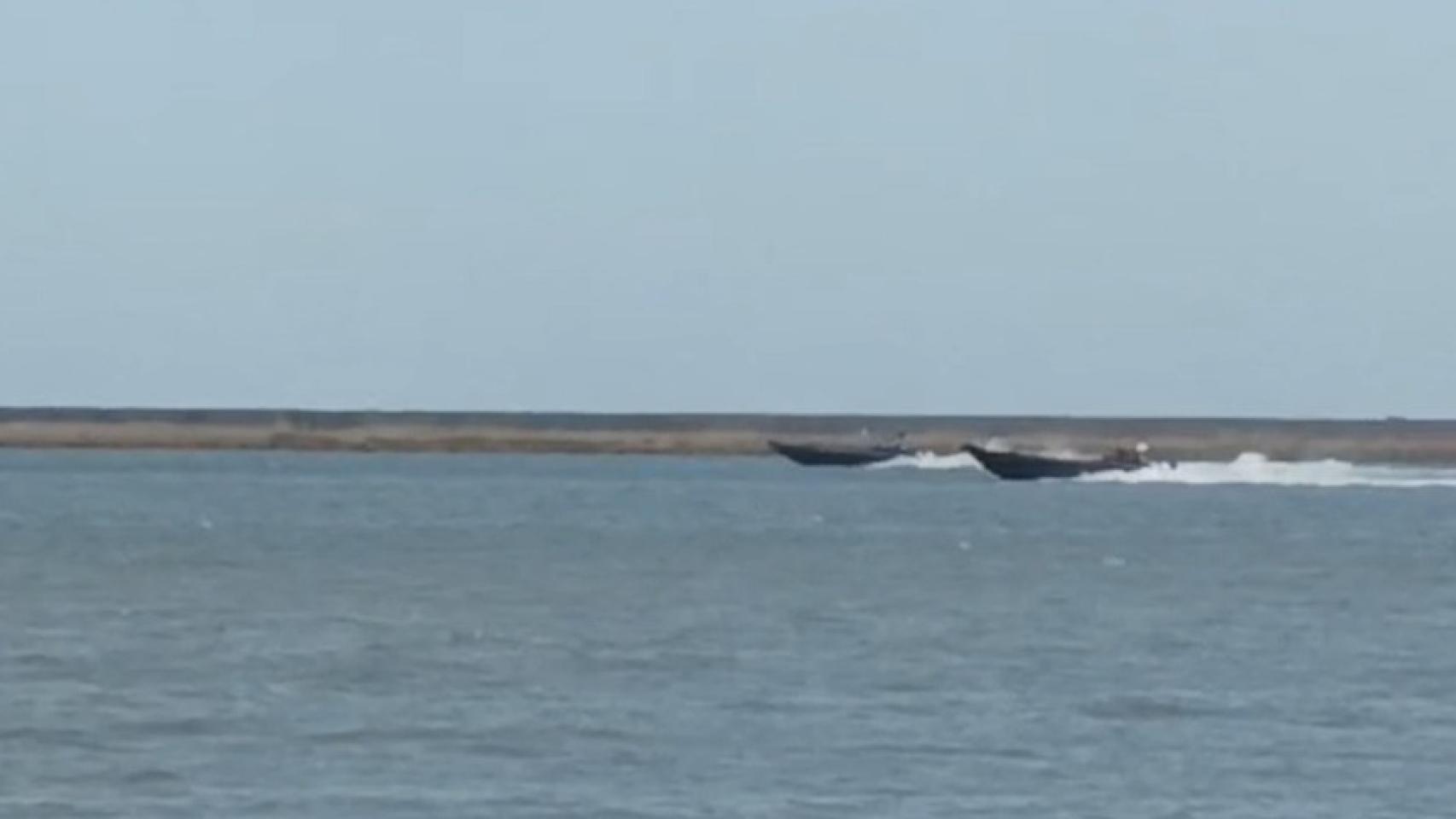 Dos narcolanchas este semana navegando por el Guadalquivir a la altura de Trebujena.