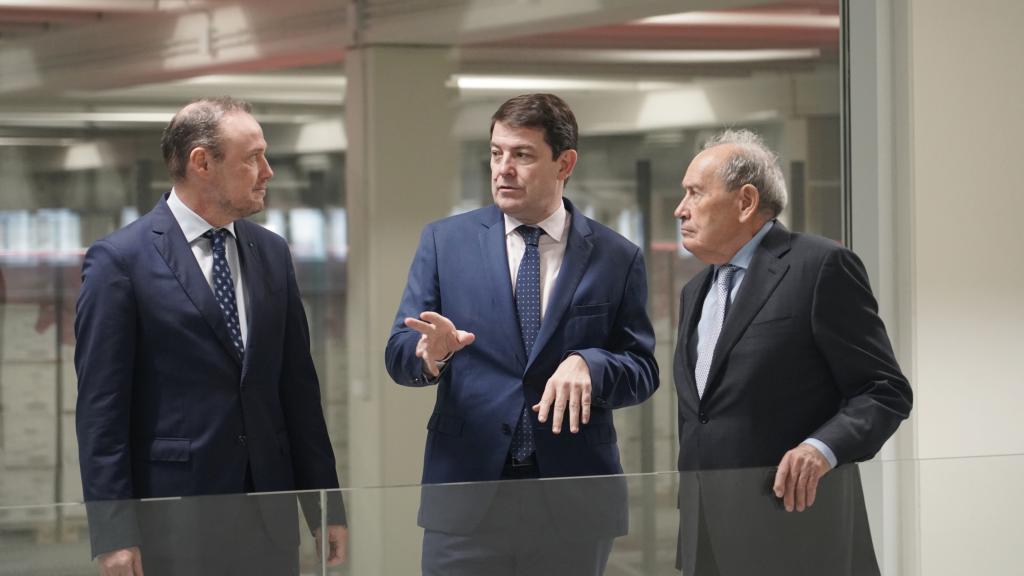 El presidente de la Junta, Alfonso Fernández Mañueco, junto al presidente de Bodegas Protos, Edmundo Bayón, en la inauguración del nuevo centro logístico de Protos en Peñafiel
