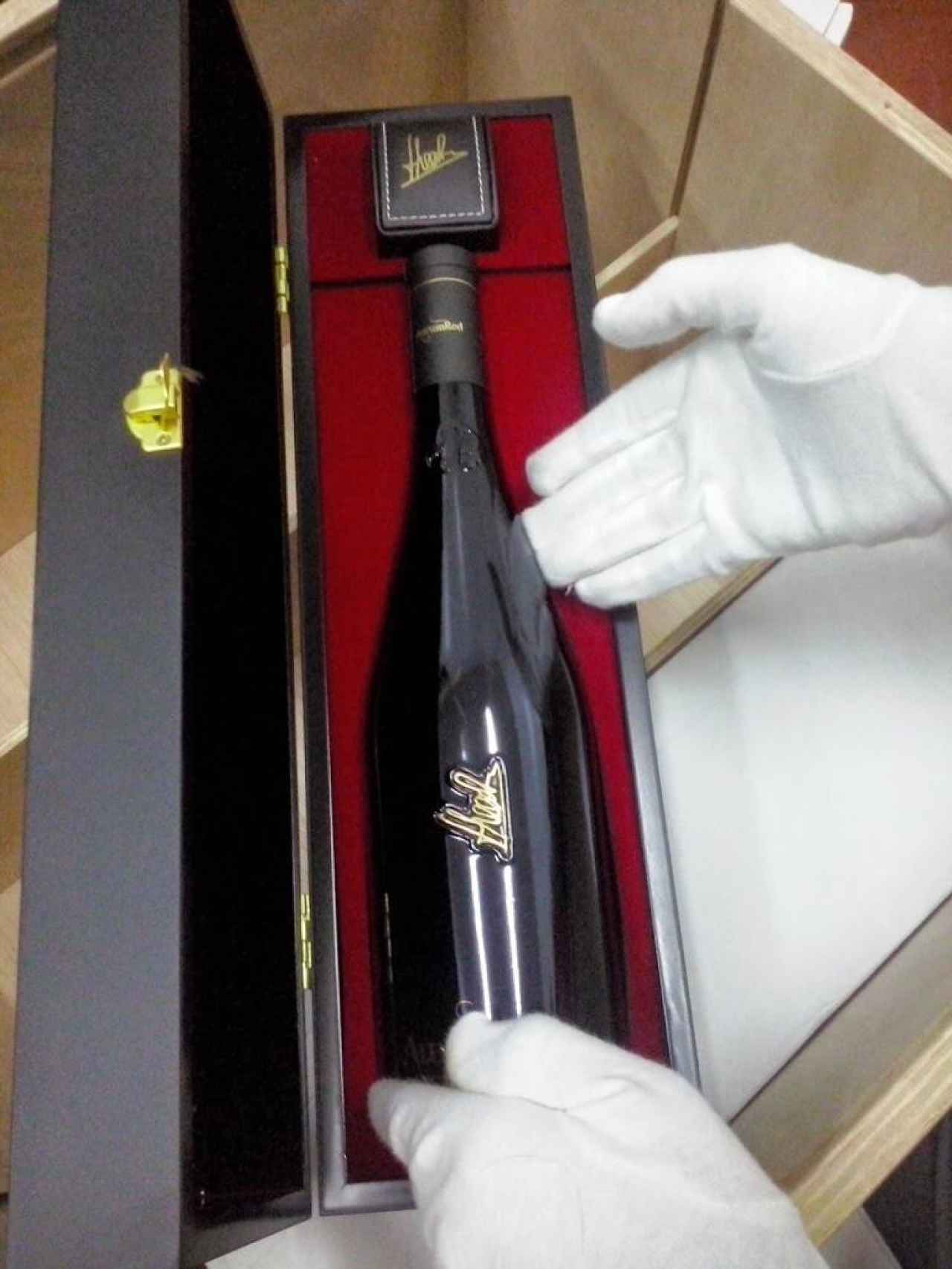 La botella del vino tinto AurumRed Gold, el vino más caro del mundo. Vale 25.000 euros.