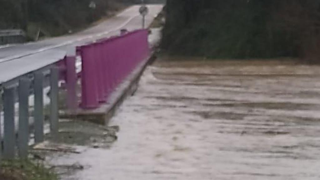 El arroyo Alcañizo se ha desbordado, obligando a cortar la CM-5150.