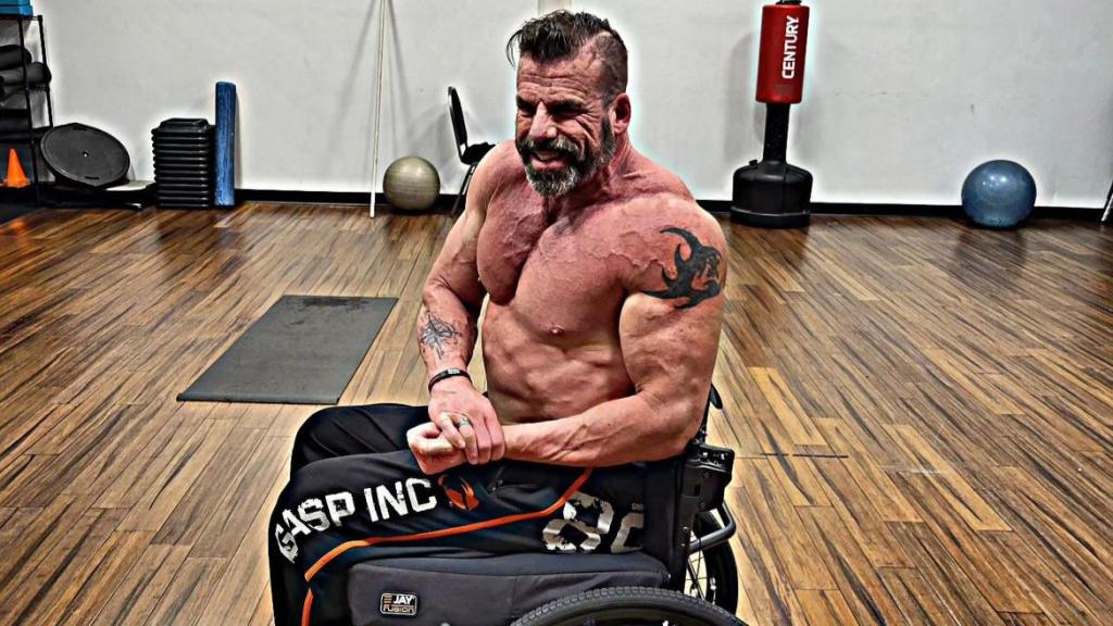 El culturista Chad McCrary entrenando.