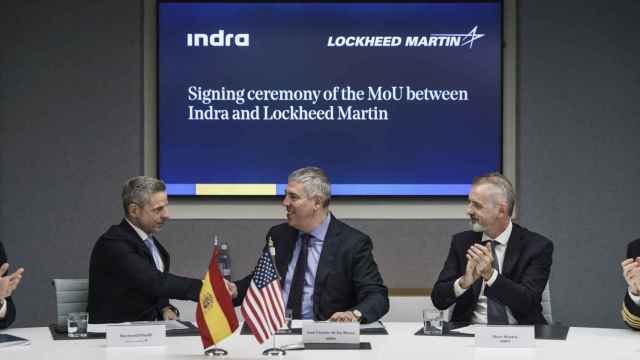 (De izq. a dcha.) Ray Piselli, vicepresidente internacional de Lockheed Martin; José Vicente de los Mozos, consejero delegado de Indra; y Marc Murtra, presidente de Indra.