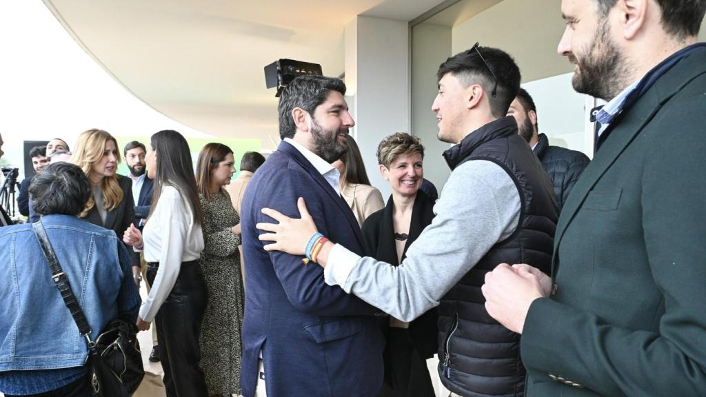 López Miras, este viernes, charlando con un joven en la presentación del plan de juventud.