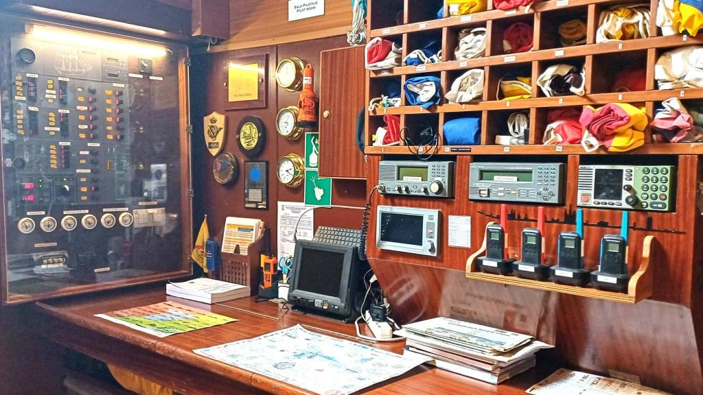 La sala de control desde la cual la tripulación establece contacto con el exterior mediante la radio marítima.